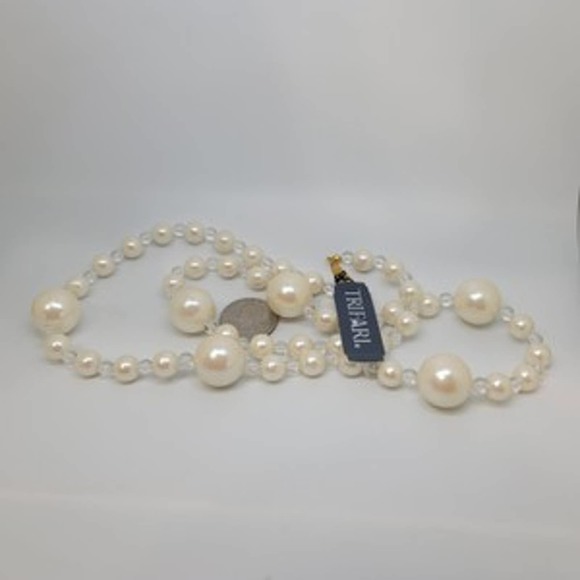 Vintage With Tags Vintage Trifari Simulated Pearl Necklace 30 inch - Picture 3 of 3
